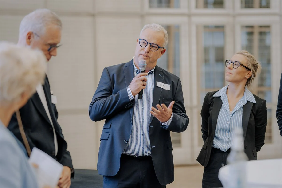 ruetten-ausgezeichnet-arbeiten-gespraech Clemens Rütten spricht bei der Veranstaltung in ein Mikrofon