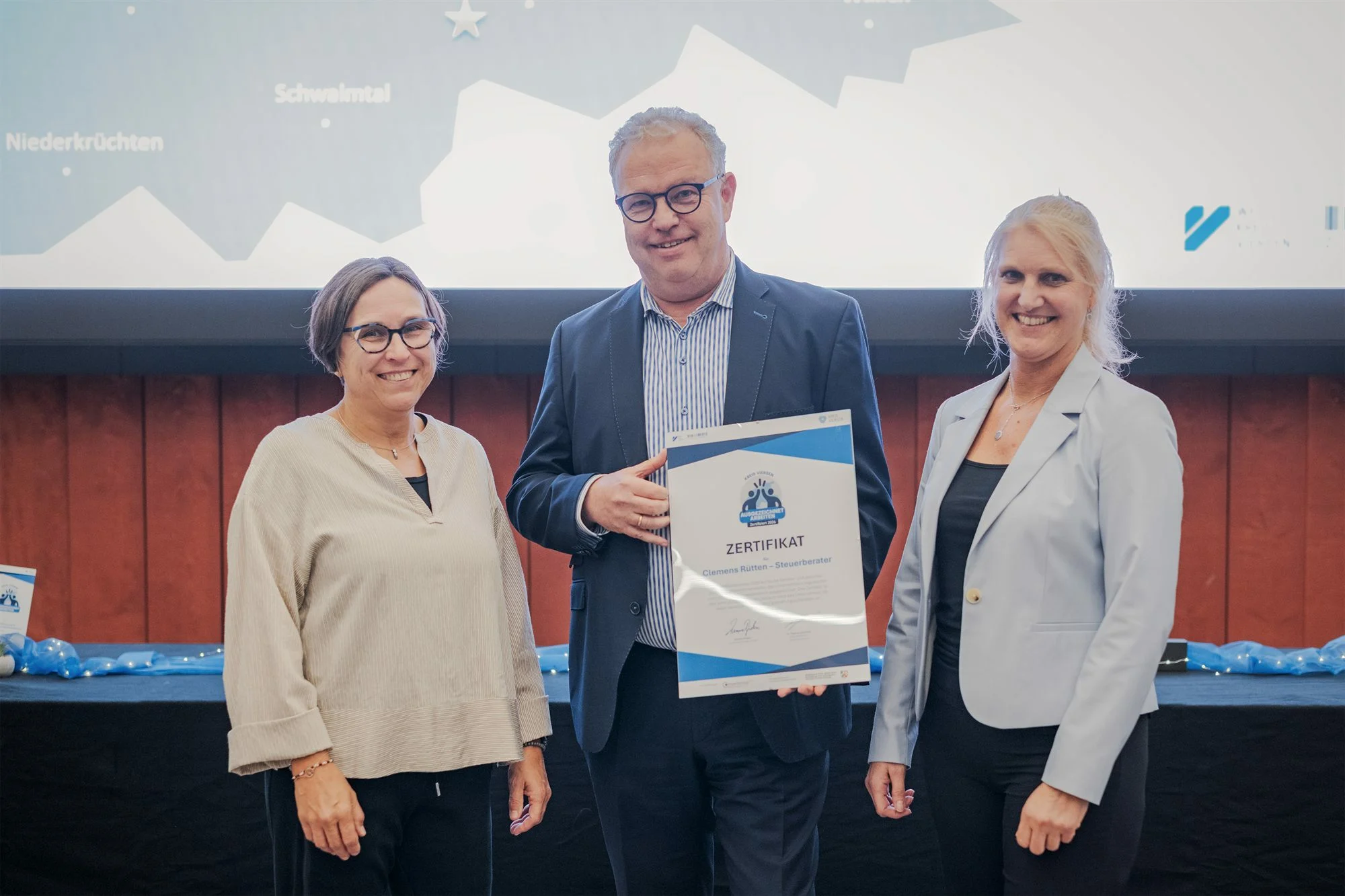 ruetten-ausgezeichnet-arbeiten-zertifikatsuebergabe Clemens Rütten mit den Mitarbeiterinnen I. Mannheim und S. Janssen bei der Preisverleihung